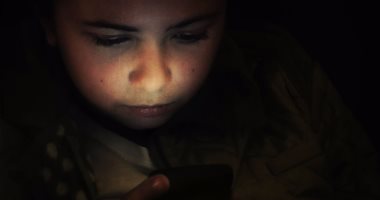 دراسة تحذر: 5000 تنبيه يصل على الهاتف المحمول للطفل