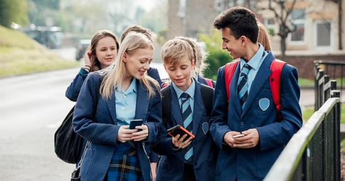 بريطانيا تحظر استخدام الهاتف المحمول في المدارس
