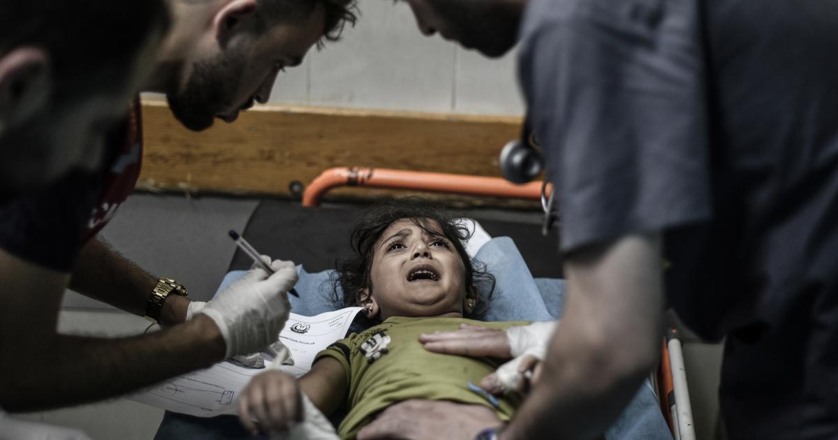 عمليات جراحية على ضوء الهاتف.. القطاع الطبي يعاني في قطاع غزة