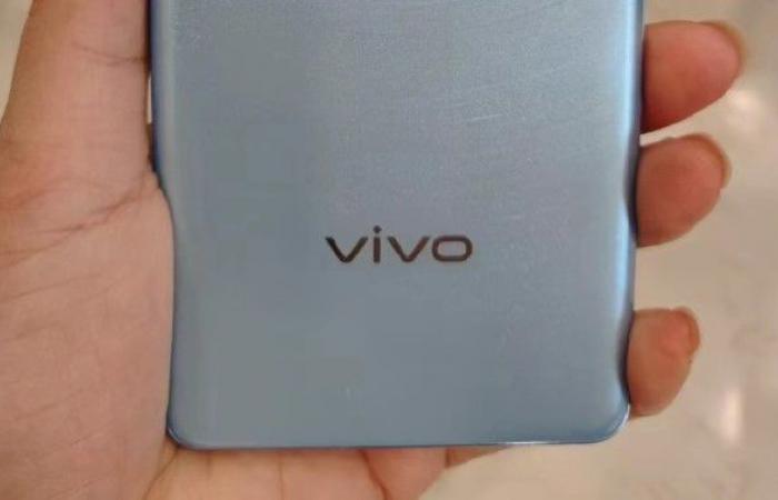 تسريبات تؤكد تفاصيل تصميم ومواصفات هاتف Vivo X100